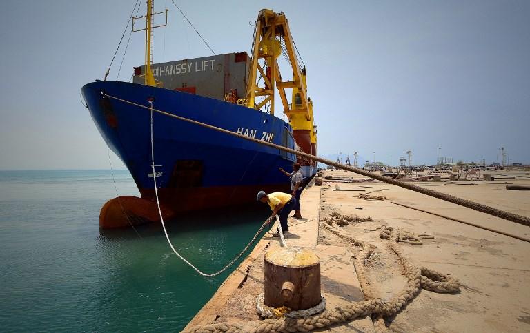 صورة أرشيفية لسفينة مساعدات تابعة للأمم المتحدة ترسو في مدينة عدن الساحلية في اليمن. 21 يوليو 2015. (برنامج الأغذية العالمي)