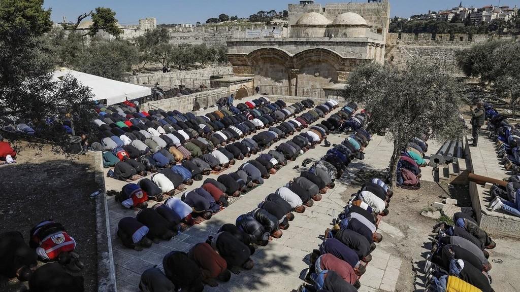 فلسطينيون يؤدون صلاة الجمعة قرب باب الرحمة في المسجد الأقصى . 8 مارس 2019 . أحمد غرابلي / أ ف ب 