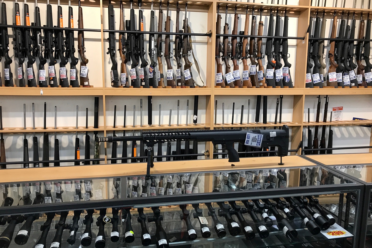 متجر لبيع الأسلحة في مدينة كرايستشيرش النيوزيلندية. رويترز 