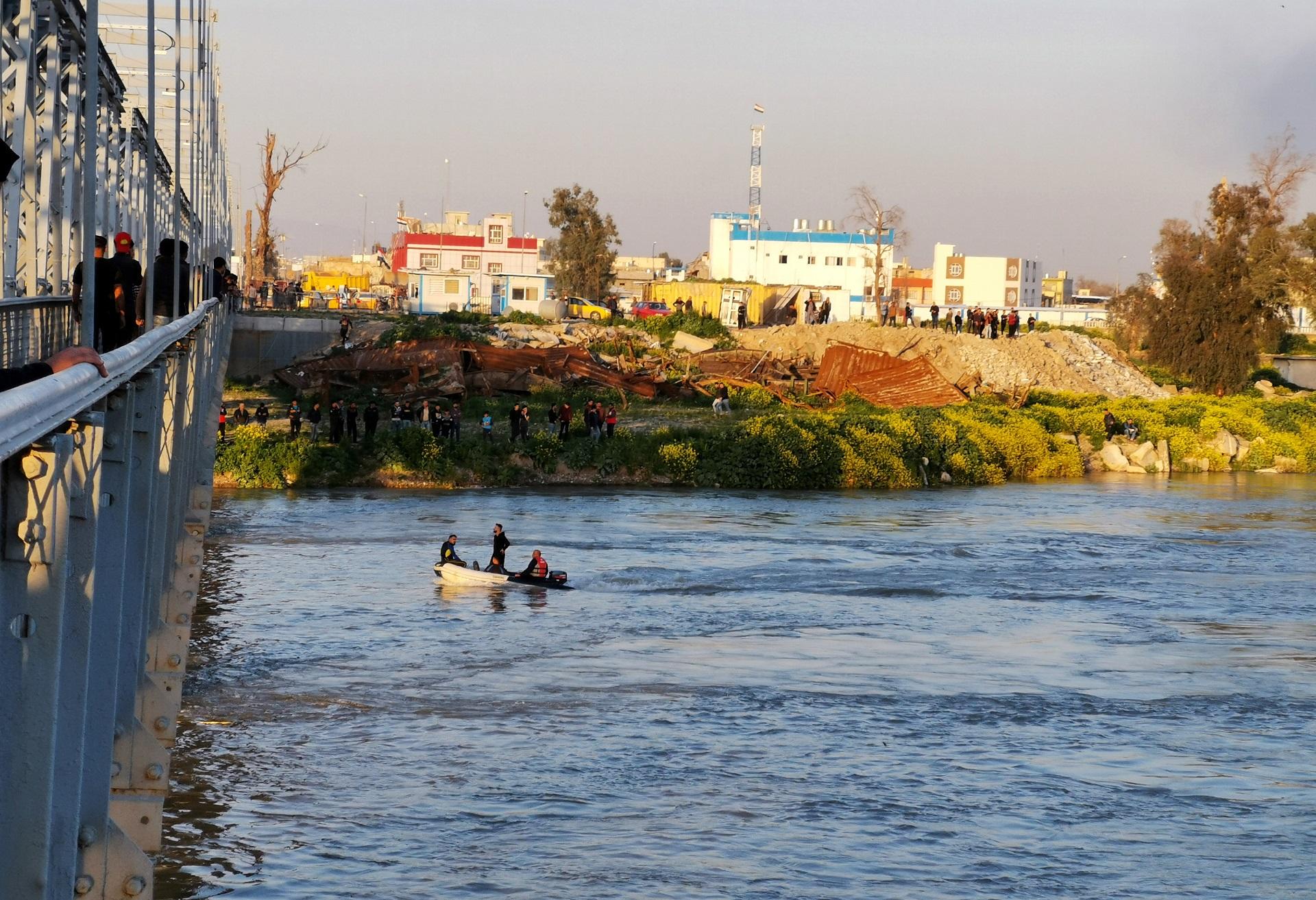 رجال إنقاذ عراقيون يبحثون عن ناجين غرقوا في نهر دجلة بالقرب من الموصل العراقية، 21 مارس 2019. رويترز 