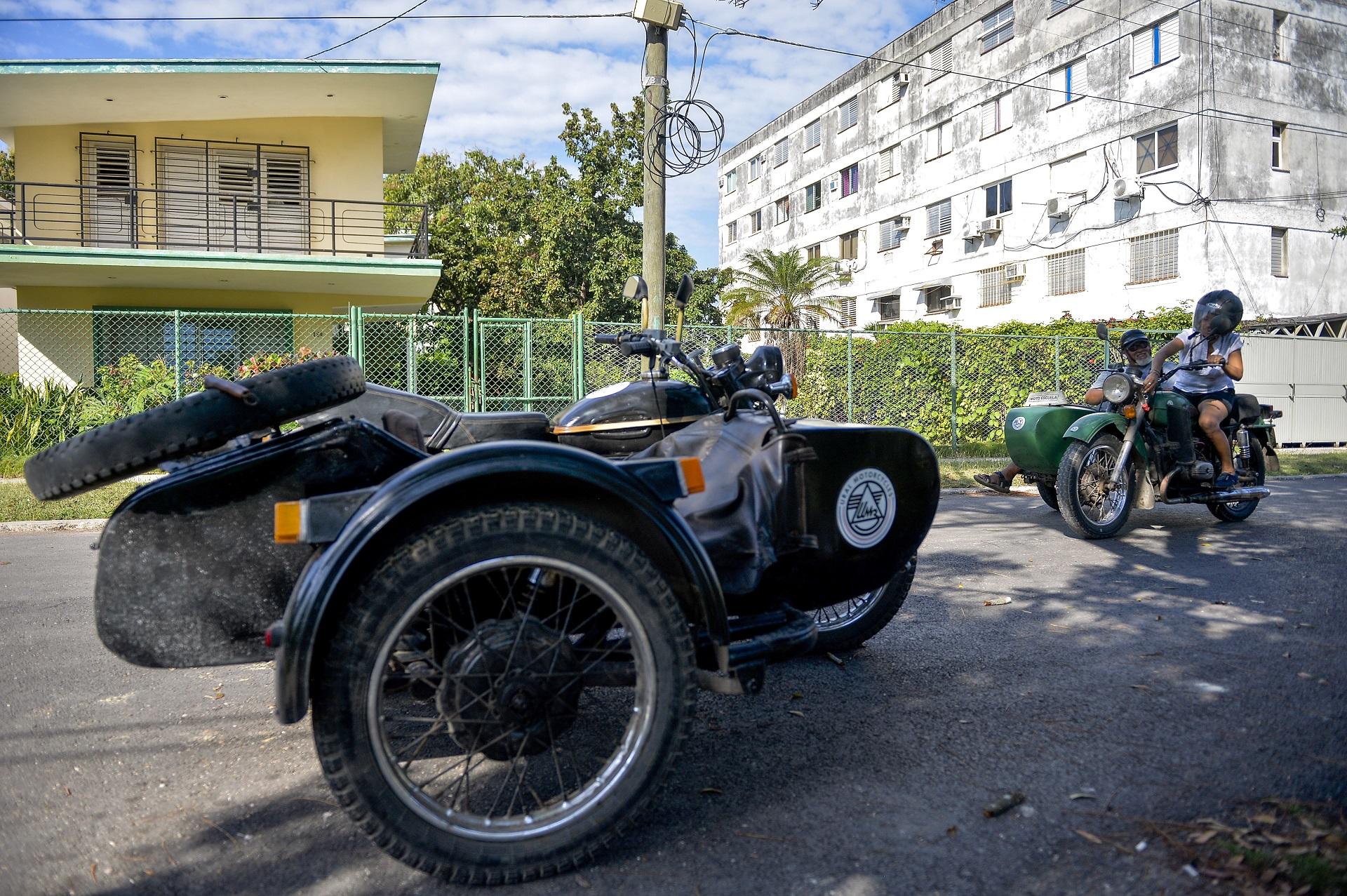 دراجات سايدكار نارية في هافانا الكوبية. 21 فبراير 2019 / أ ف ب