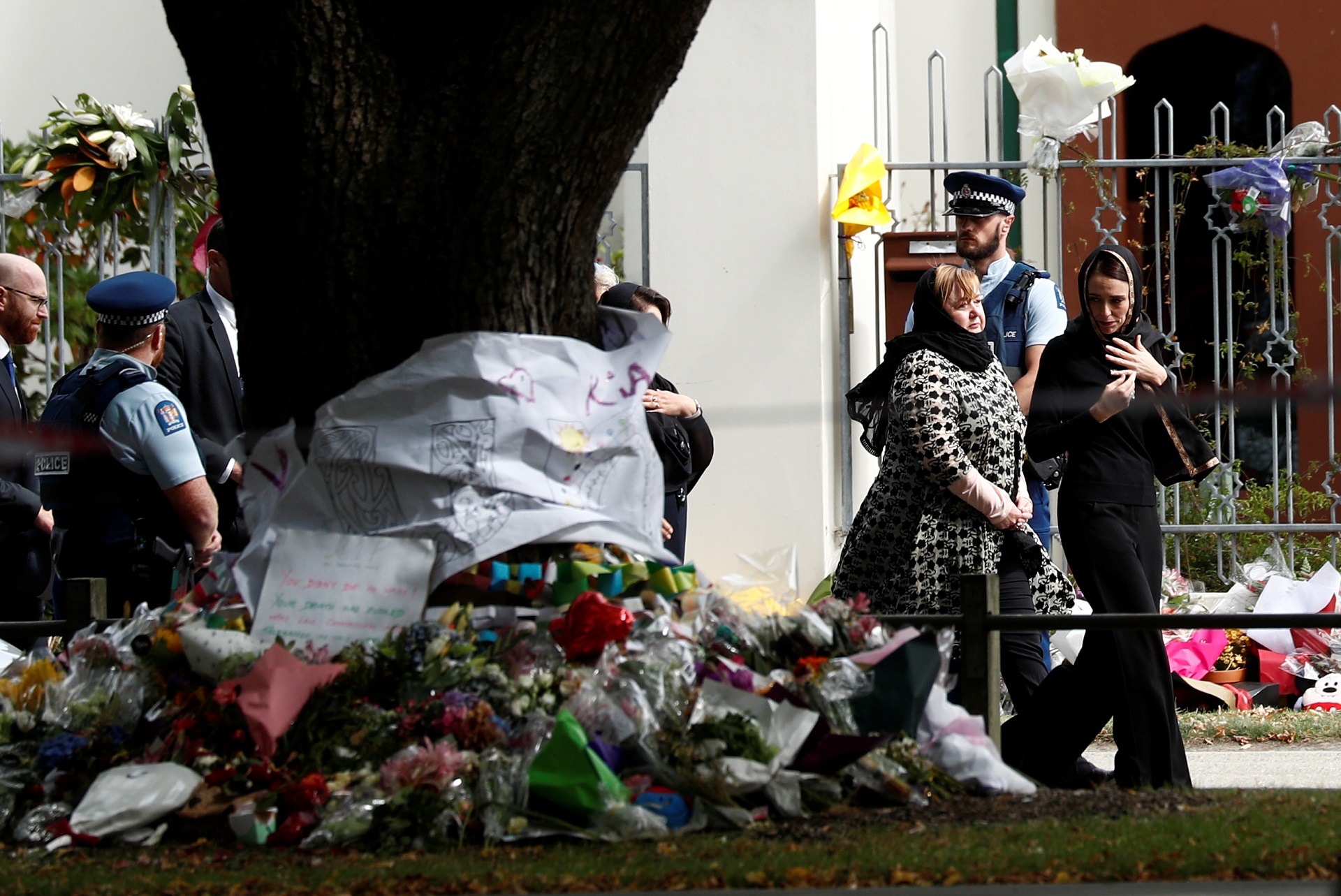 رئيسة وزراء نيوزيلندا جاسيندا أرديرن أمام مسجد النور في "كرايست تشيرش" في تأبين ضحايا مذبحة المسجدين في المدينة، 22 مارس 2019. إدغار سو/ رويترز