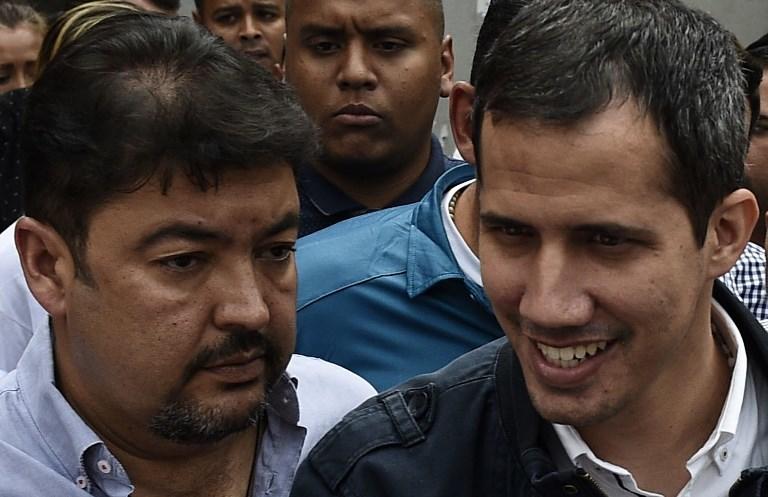 زعيم المعارضة الفنزويلية خوان غوايدو (يمين) مع مساعده روبرتو ماريرو، 8 مارس 2019. فيدريكو بارا / أ ف ب