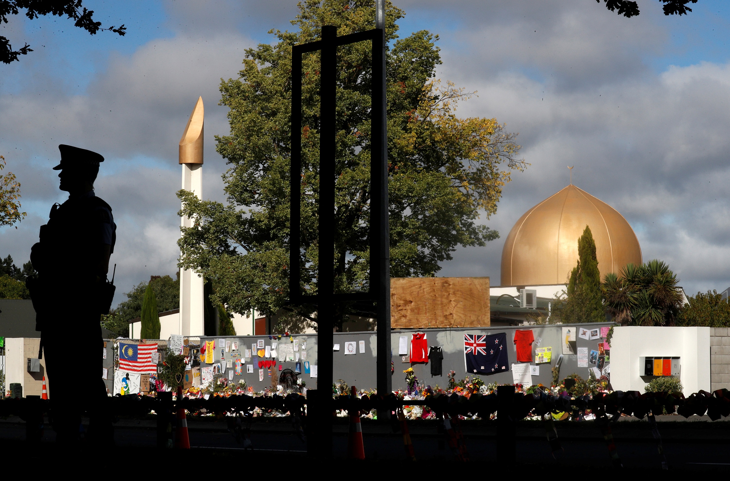 رجل أمن أمام مسجد النور الذي تعرض لاعتداء إرهابي هو ومسجد لينوود في مدينة "كرايست شيرش" شرق نيوزيلندا الأسبوع الماضي. جورج سيلفا/ رويترز