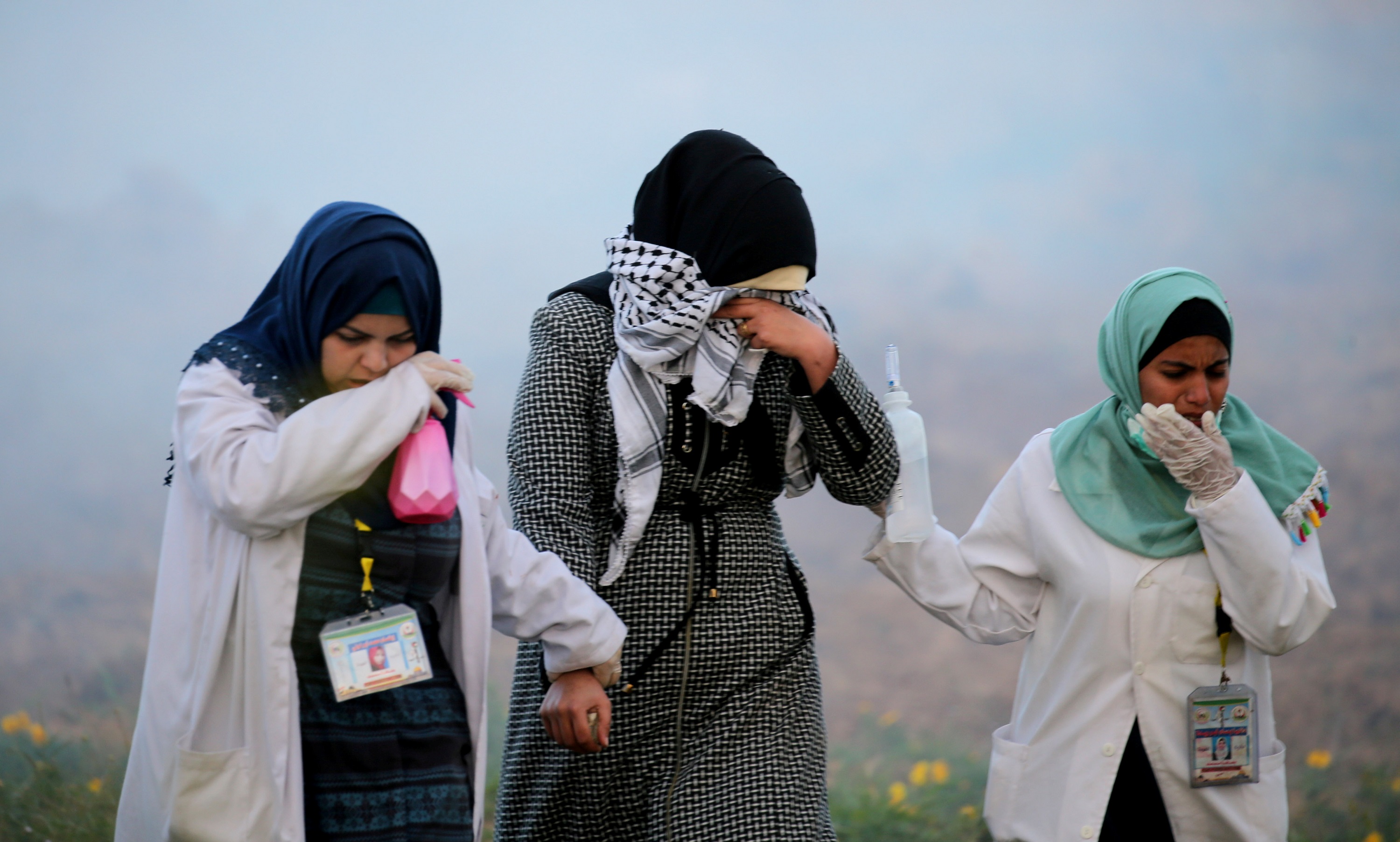فلسطينيات يحاولن تفادي استنشاق غاز مسيل للدموع أطلقه الاحتلال الإسرائيلي جنوب قطاع غزة. إبراهيم أبو مصطفى/ رويترز
