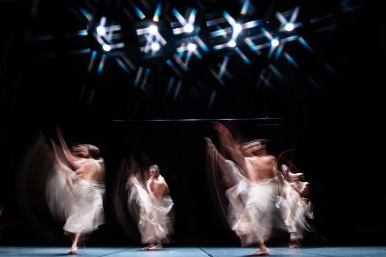 راقصون يؤدون عرضًا خلال بروفة لمصمم الرقص نضال عبده في في باريس، 20 مارس 2019. مارتن بيرو/ أ ف ب
