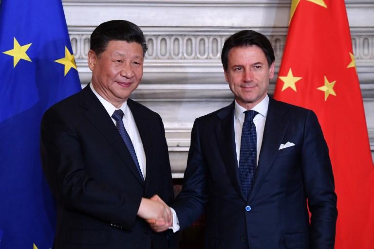 الرئيس الصيني مع رئيس الوزراء الإيطالي خلال توقيع اتفاقيات الشراكة، 23 مارس 2019. البرتو بيزولي/ أ ف ب