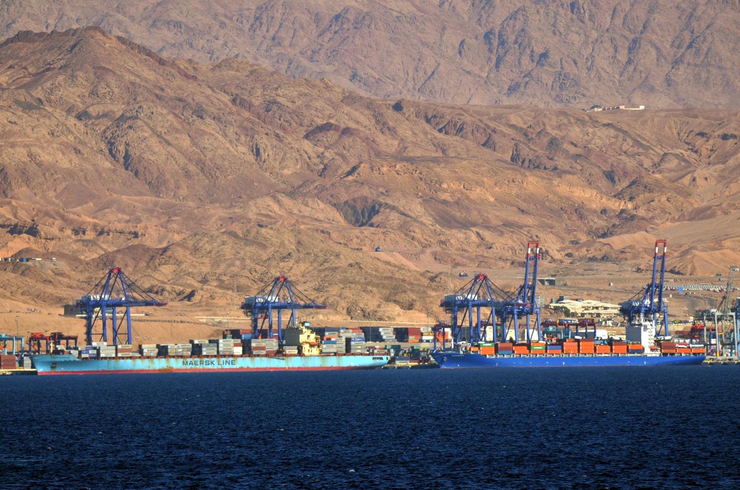 سفن شحن في ميناء العقبة البحري في الأردن. (shutterstock)