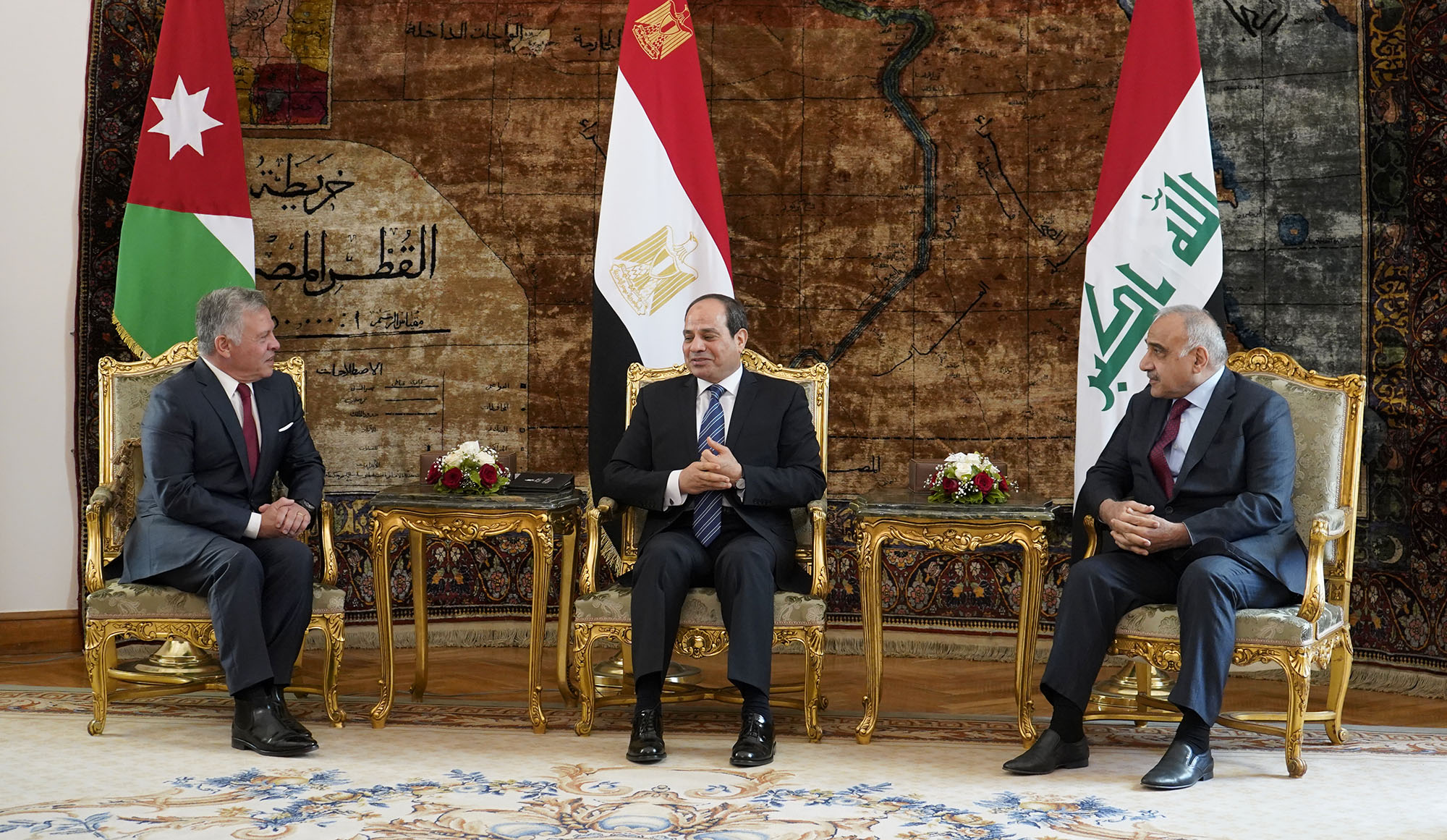 رئيس الوزراء العراقي عادل عبد المهدي (يمين)، الرئيس المصري عبد الفتاح السيسي (وسط)، جلالة الملك عبدالله الثاني (يسار). (الديوان الملكي الهاشمي)