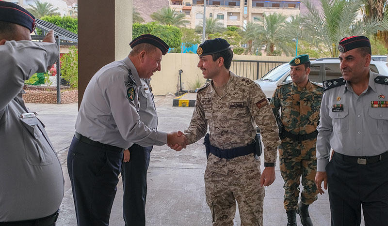 الأمير الحسين بن عبدالله الثاني، ولي العهد، خلال زيارته مديرية دفاع مدني العقبة. (الديوان الملكي الهاشمي)