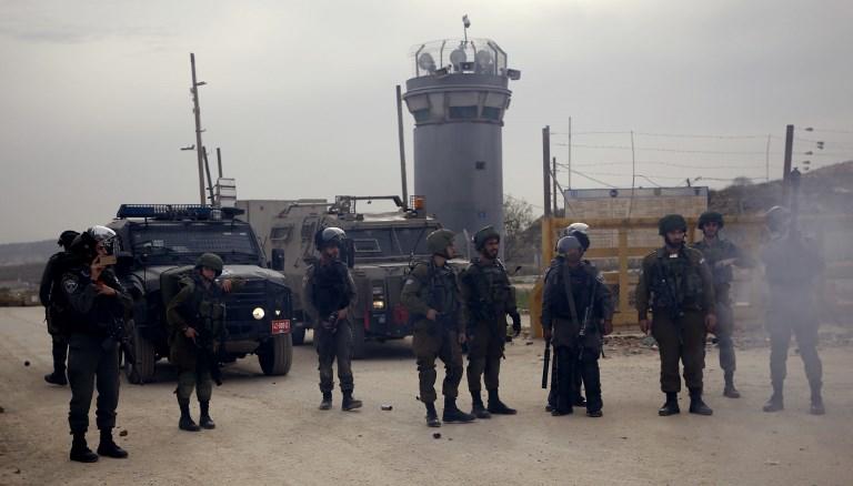 صورة أرشيفية لجنود إسرائيليين يقفون قرب أحد السجون في الصفة الغربية المحتلة. أ ف ب 