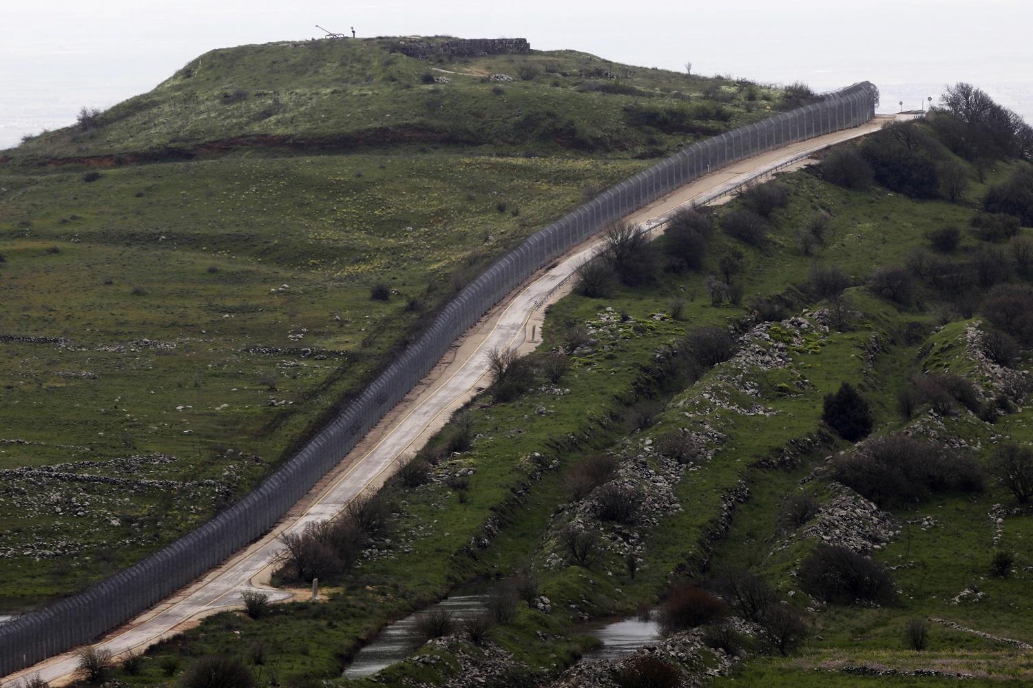 صورة لهضبة الجولان تظهر الحدود الفاصلة بين الأراضي التابعة للحكومة السورية والأراضي التي تحتلها إسرائيل، 25 مارس 2019. أ ف ب  