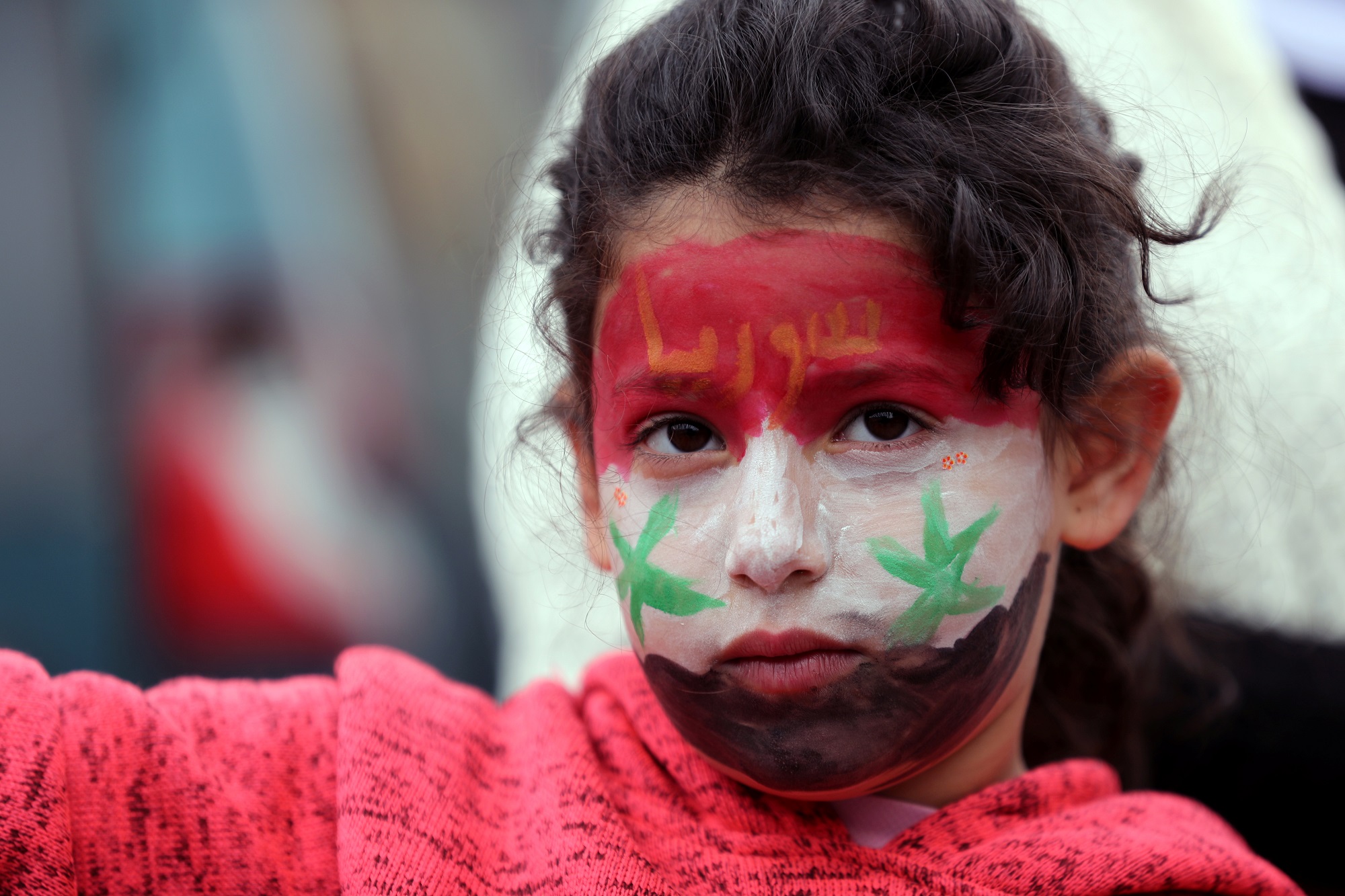 طفلة سورية تشارك في تظاهرة ضد إعلان ترامب اعترافه بسيادة إسرائيل على الجولان المحتل. (رويترز)