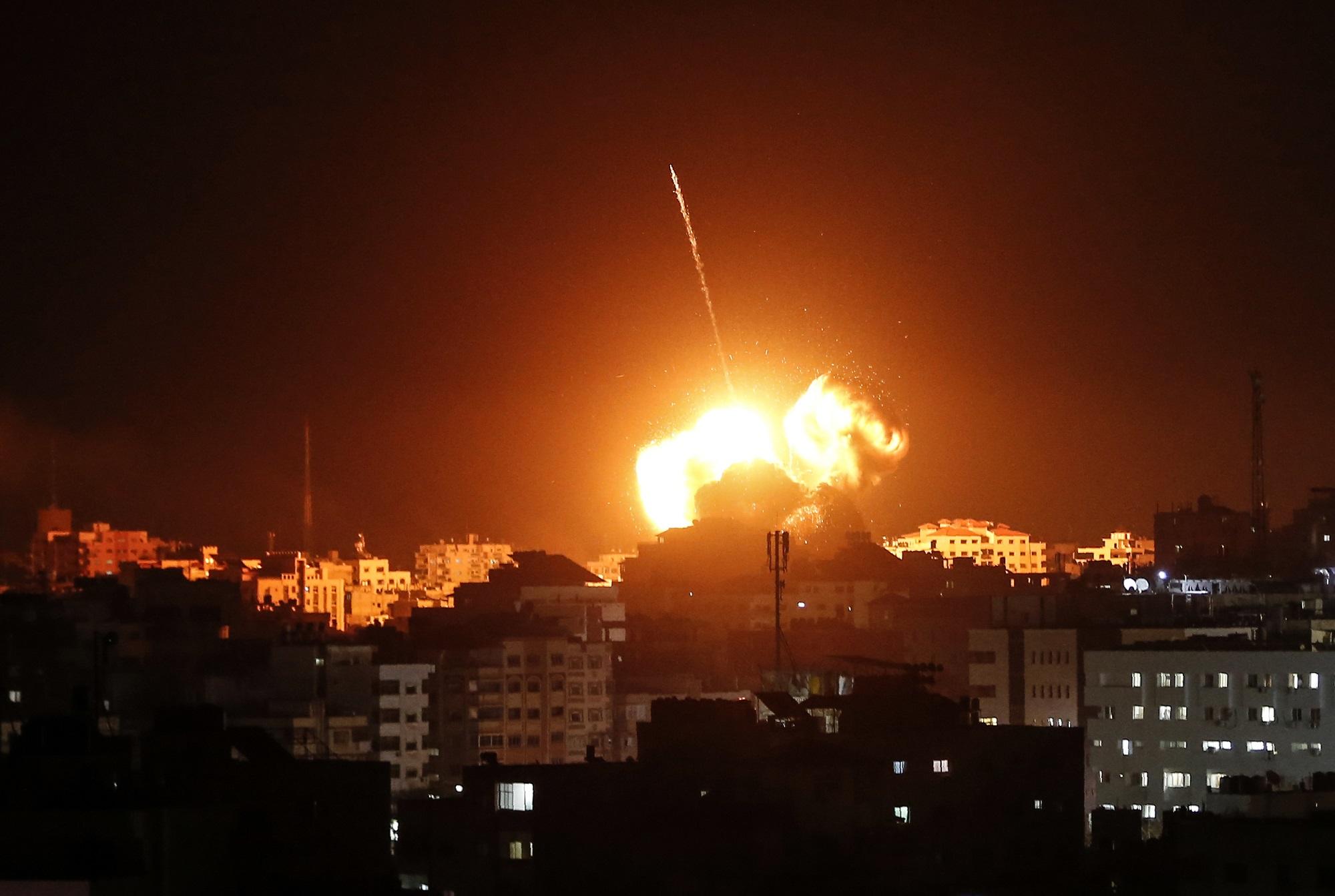 انفجار في مبنى يعتقد أنه يضم مقر رئيس مكتب حماس السياسي، إسماعيل هنية، بعد قصف إسرائيلي، 25 مارس 2019. ( أ ف ب)