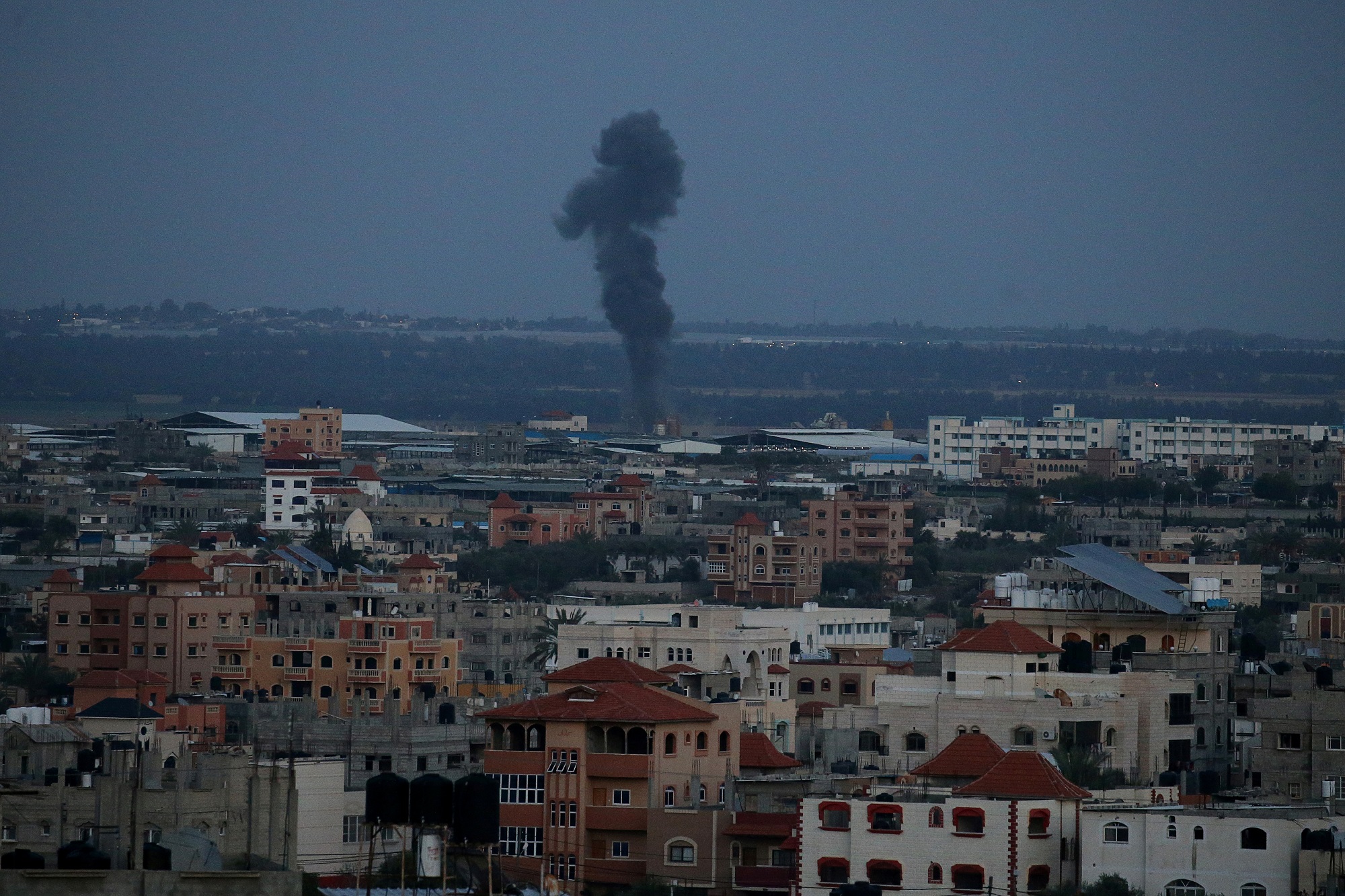 صورة لقطاع غزة أثناء غارات لجيش الاحتلال الإسرائيلي، 25 مارس 2019. أحمد زقوت/ رويترز