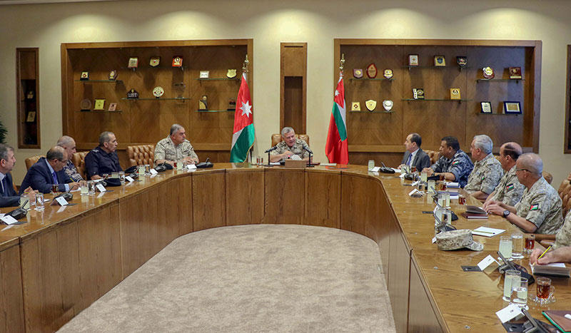الملك عبد الله الثاني خلال اجتماع في القيادة العامة للقوات المسلحة الأردنية. (الديوان الملكي الهاشمي)