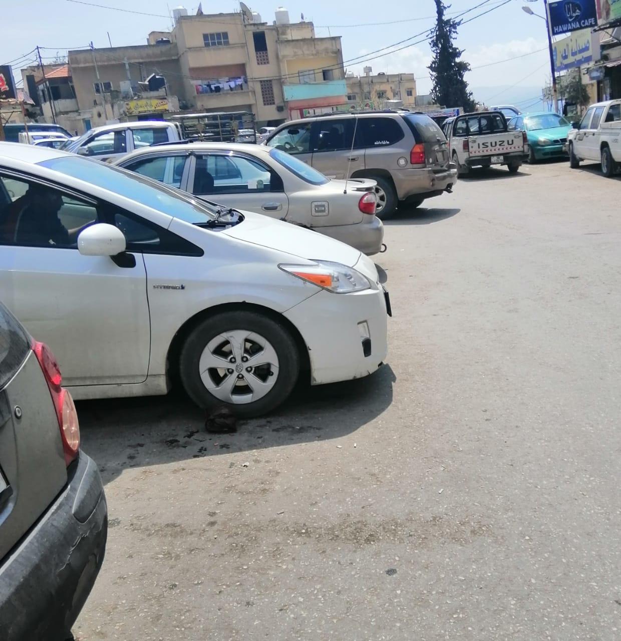 اصطفاف عشوائي لسيارات أمام مدخل مستشفى جرش الحكومي. أكرم الرواشدة/ المملكة 