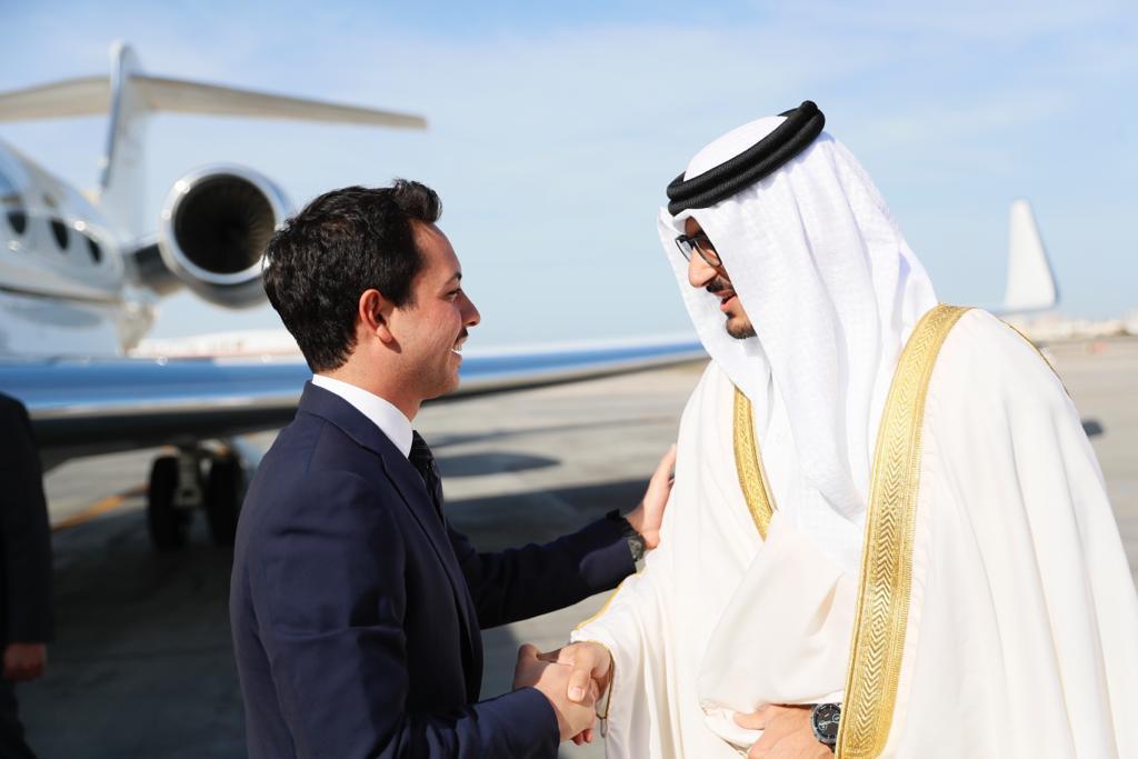سمو الأمير الحسين بن عبدالله الثاني، ولي العهد فور وصوله مطار البحرين الدولي. (بترا)
