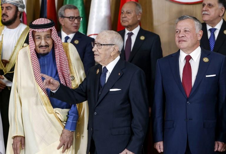 الملك عبد الله الثاني إلى جانب الرئيس التونسي الباجي قائد السبسي والملك السعودي سلمان بن عبد العزيز. أ ف ب 