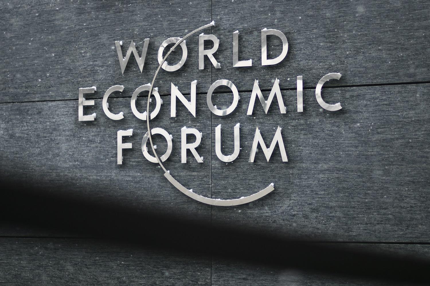 شعار المنتدى الاقتصادي العالمي، والذي ستقام نسخة الشرق الأوسط وشمال إفريقيا منه في البحر الميت في 6 و 7 أبريل الحالي. أ ف ب 