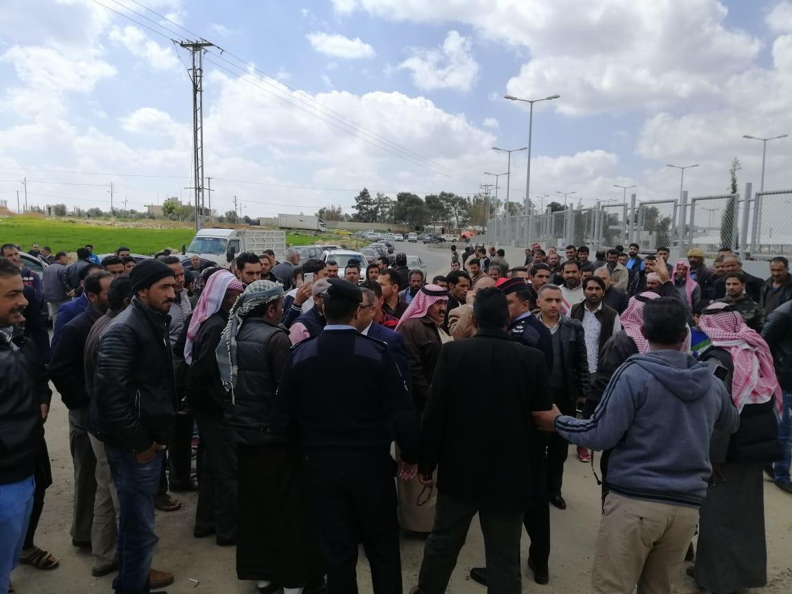 مزارعون يعتصمون أمام مدخل ساحة الصادرات في عمّان، احتجاجا على أنظمة وتعليمات أصدرتها إدارة سوق الخضار والفواكه المركزي. 3 أبريل 2019 / مجحم العجارمة / المملكة