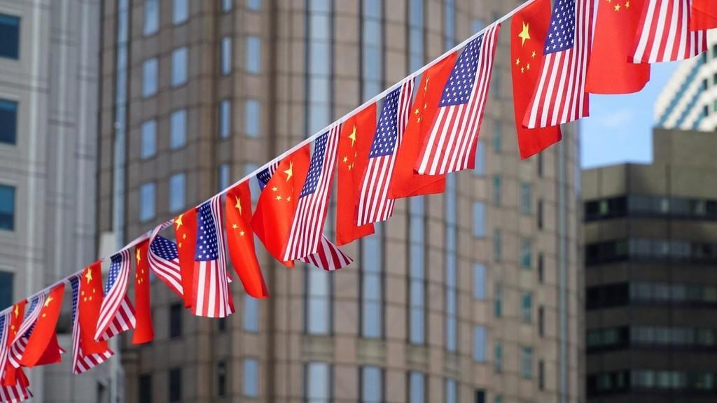 أعلام الولايات المتحدة والصين. (shutterstock)
