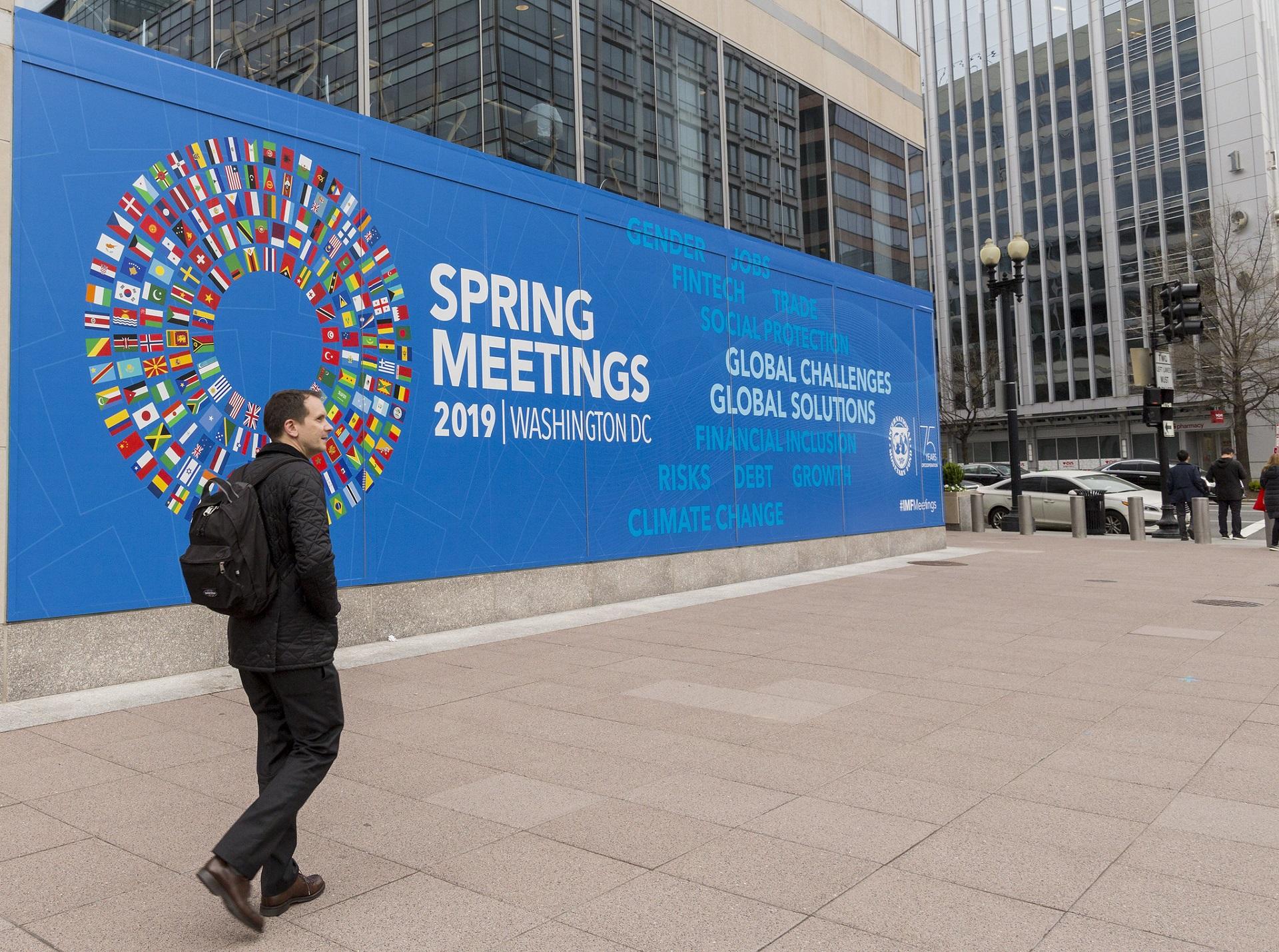 شاب يمشي بالقرب من مقر مجموعة البنك الدولي في واشنطن. 2 أبريل 2019. سيمون مكورت / البنك الدولي 