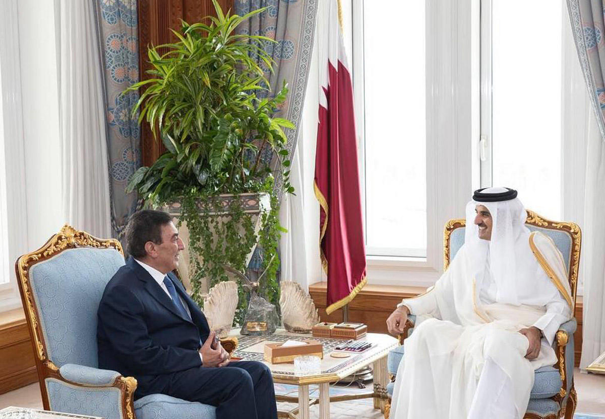 أمير دولة قطر الشيخ تميم بن حمد آل ثاني مستقبلاً رئيس مجلس النواب عاطف الطراونة. بترا