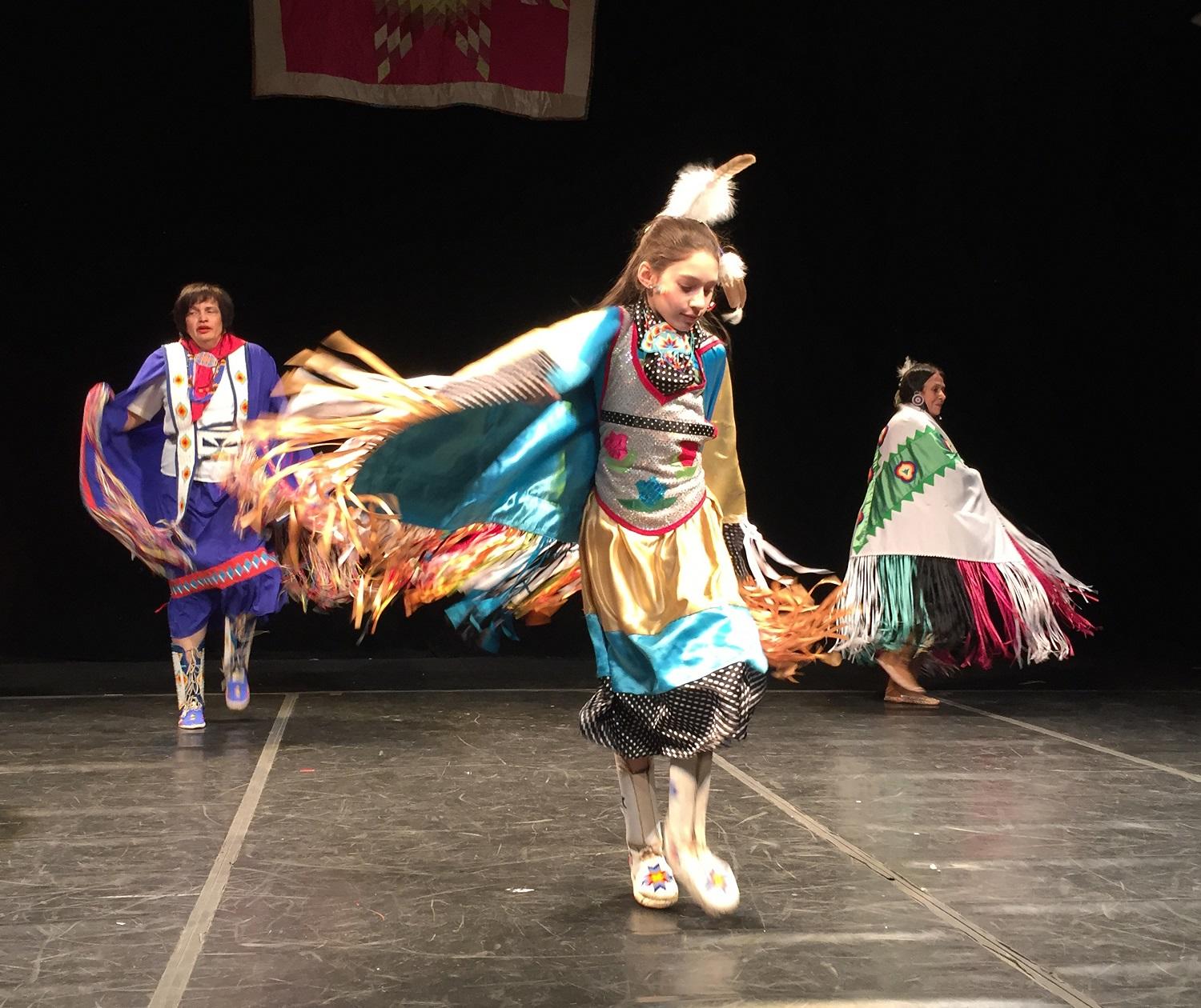 رقصة تقليدية تؤديها فتاة من السكان الأصليين للولايات المتحدة في مدينة نيويورك، 3 فبراير 2019. أ ف ب 