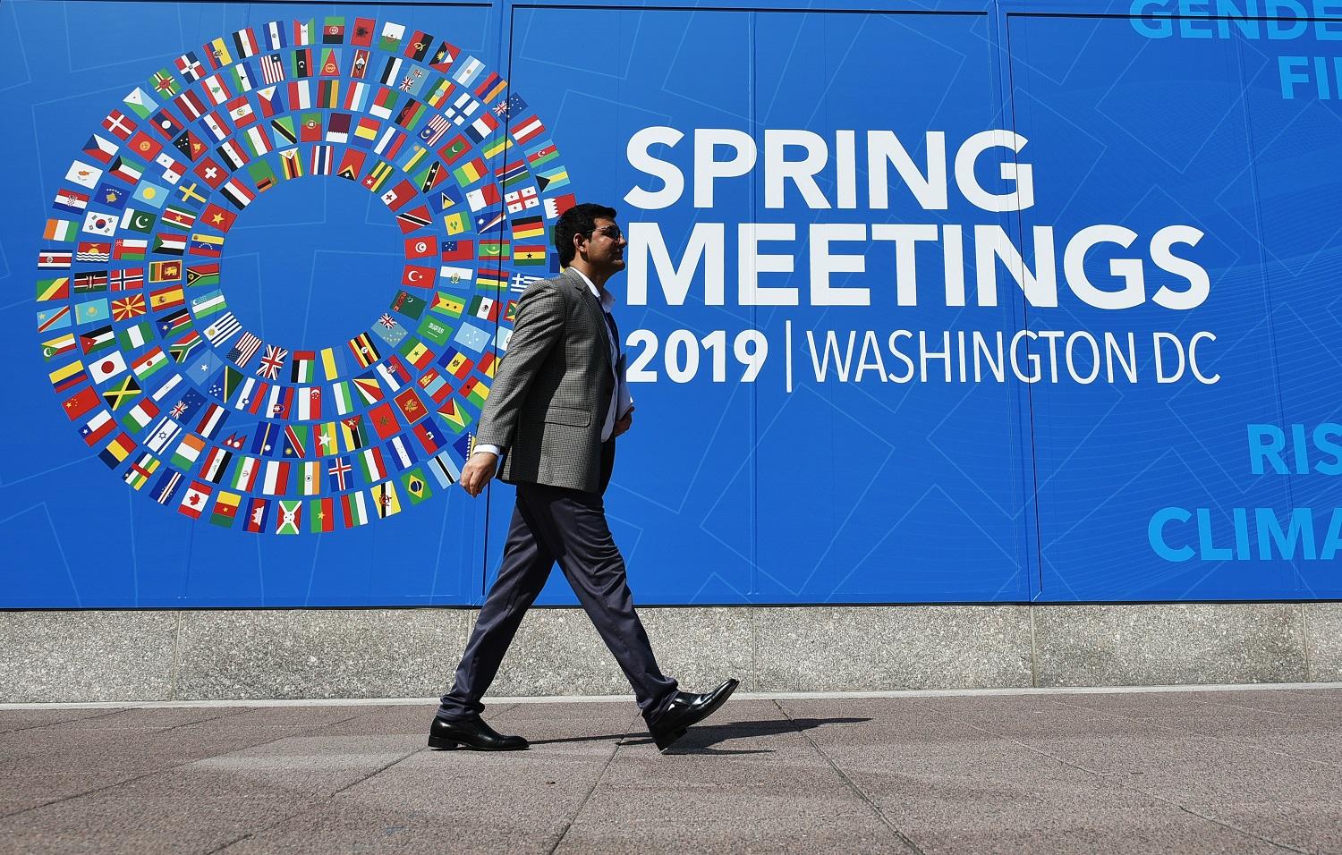 رجل يمشي بجانب مقر صندوق النقد الدولي في العاصمة الأميركية واشنطن، 8 أبريل 2019. أ ف ب 