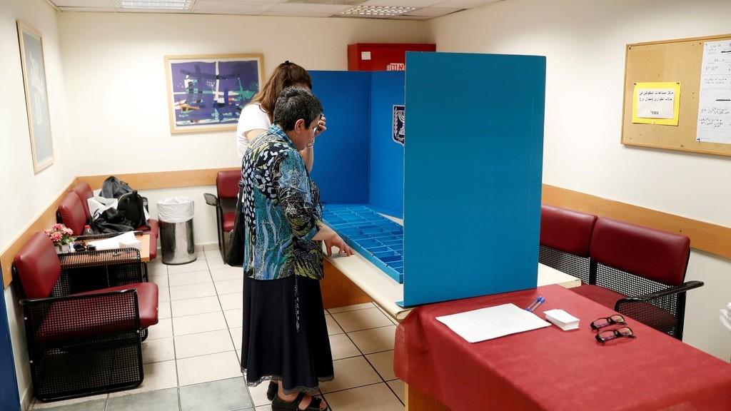 إسرائيليون يدلون بأصواتهم في الانتخابات العامة، 9 أبريل 2019. رويترز 