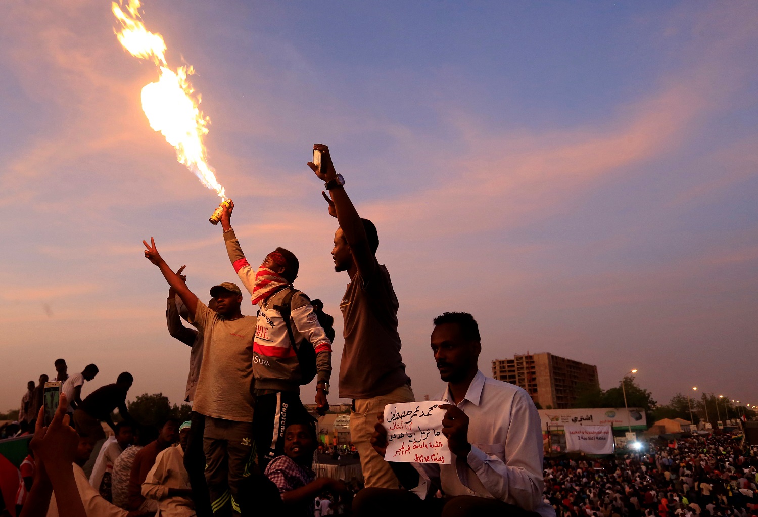 متظاهرون سودانيون يحتجون أمام مبنى وزارة الدفاع، في الخرطوم، 15 أبريل 2019. رويترز 
