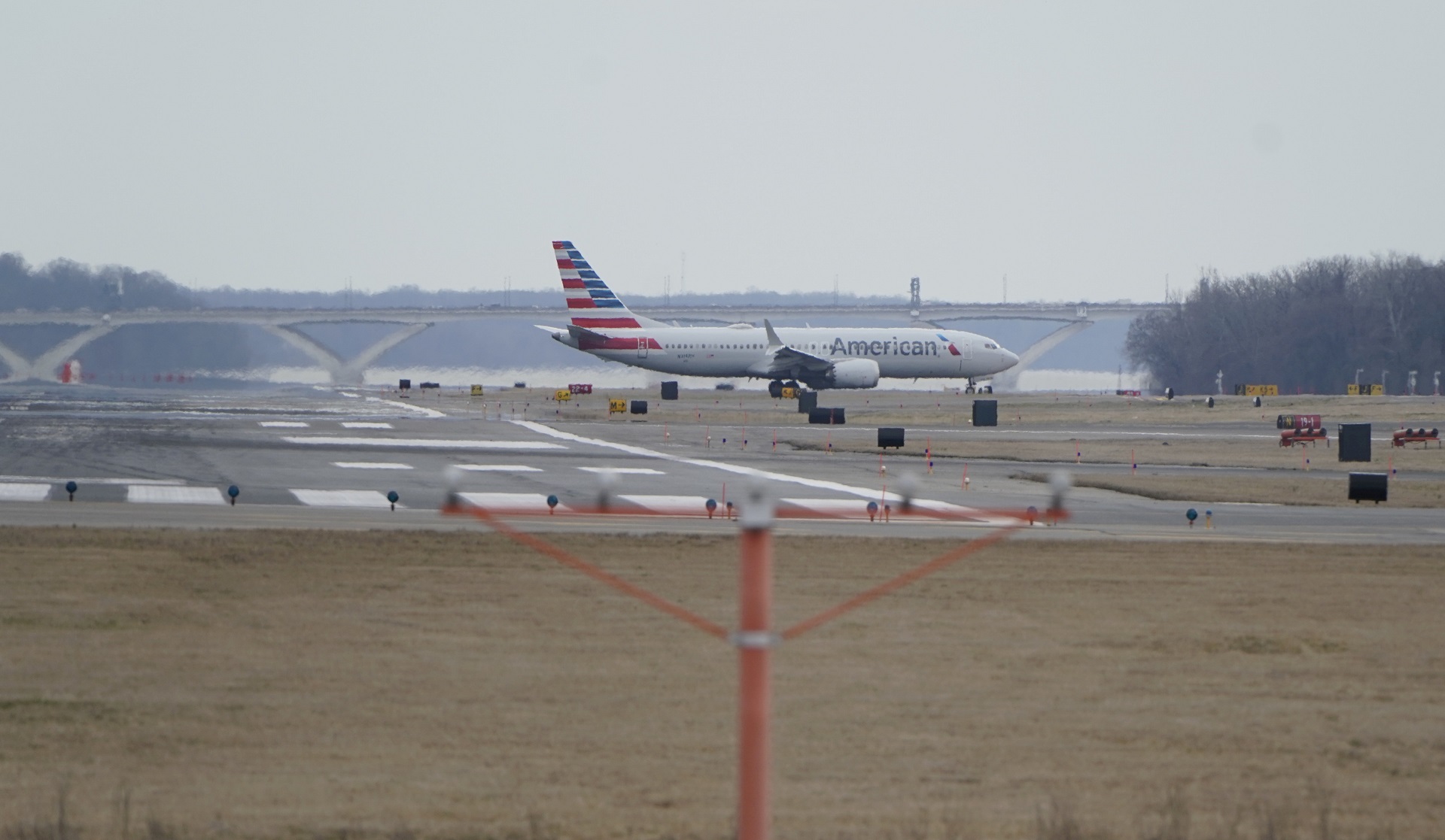 طائرة من طراز بوينج ماكس 8 - 737 تابعة للخطوط الجوية الأميركية بعد هبوطها في مطار ريجان في الولايات المتحدة. 13 مارس 2019. جوشوا روبرتس / رويترز