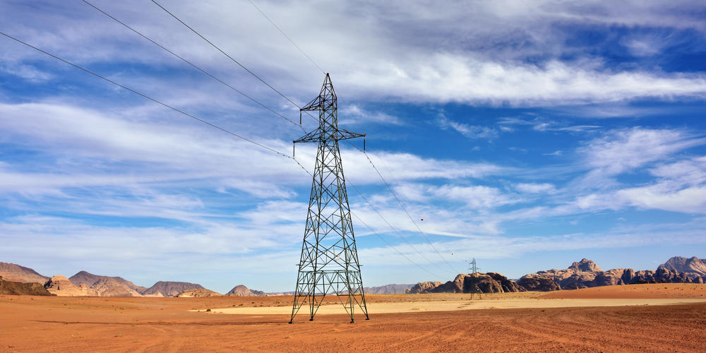 عمود كهرباء ضغط عالي في صحراء وادي رم. (shutterstock)