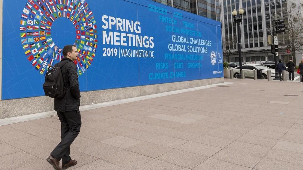 شاب يمشي بالقرب من مقر مجموعة البنك الدولي في واشنطن. 2 أبريل 2019. سيمون مكورت/ البنك الدولي 