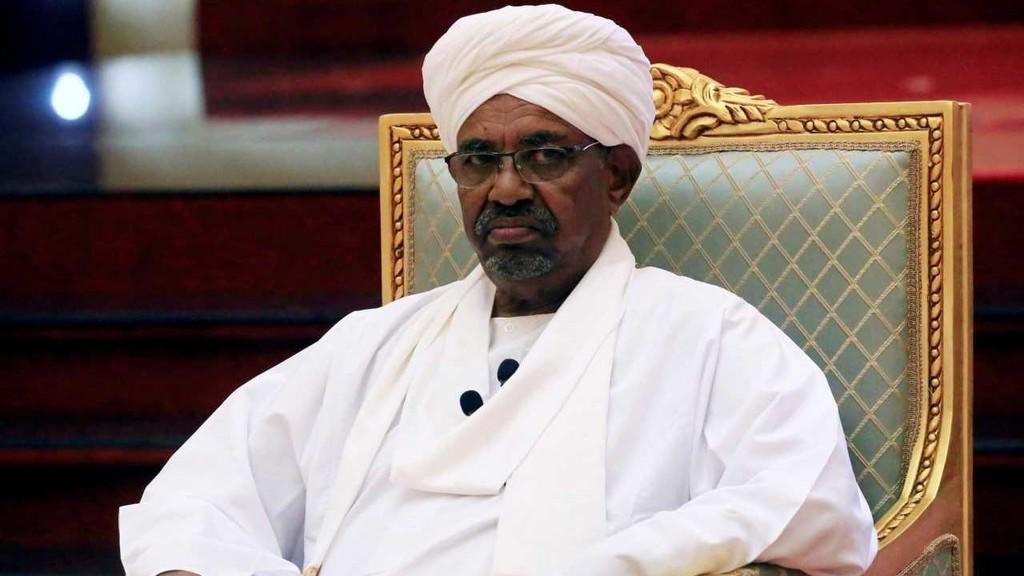 صورة أرشيفية للرئيس السوداني السابق عمر البشير. (رويترز)