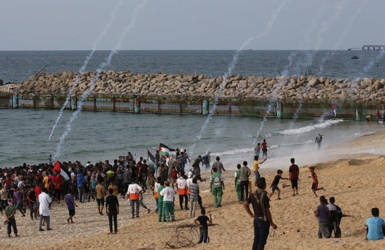 صورة أرشيفية لمسيرة سلمية على شاطئ قطاع غزة مع إطلاق قوات الاحتلال الإسرائيلي قنابل غاز. أ ف ب 