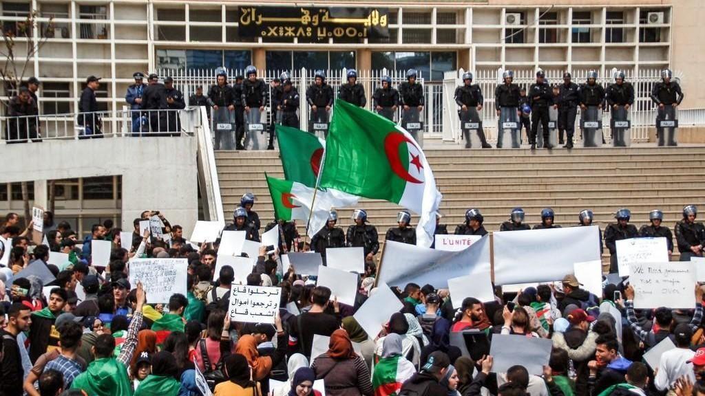 متظاهرون جزائريون خلال إحدى المظاهرات, 9 أبريل 2019. أ ف ب