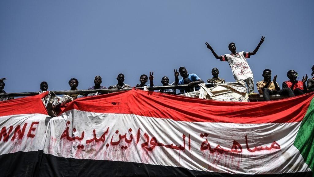 متظاهرون سودانيون يواصلون الاحتجاج. 17 أبريل 2019. أ ف ب 