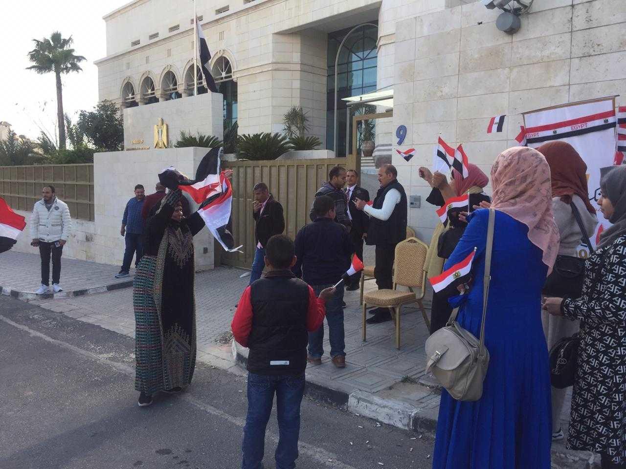 مصريون أمام سفارة بلادهم في عمّان يشاركون في استفتاء على تعديلات دستورية. (المملكة)