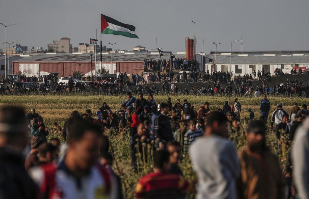 متظاهرون فلسطينيون عند السياج الحدودي مع إسرائيل .غزة. 19 أبريل 2019. محمود همس / أ ف ب