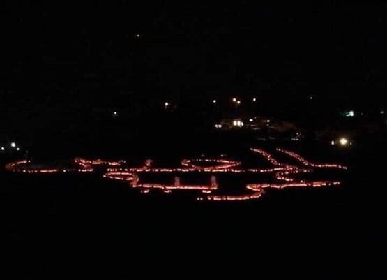 كتابة "القدس عربية" بالشموع المضاءة في السلط. (من حساب وكالة بترا الموثق على منصة تويتر)