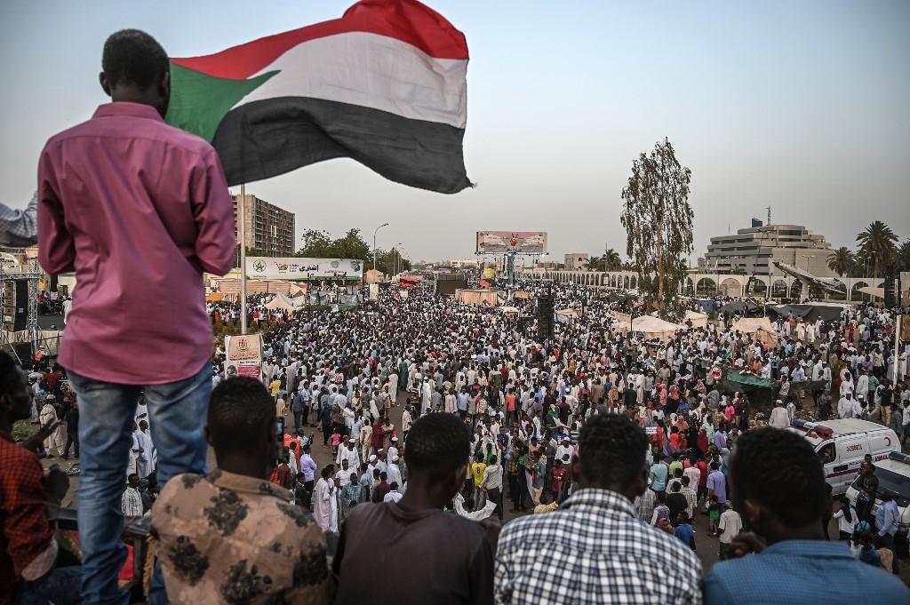 صورة أرشيفية لسودانيين خلال أحد الاعتصامات، الخرطوم، 17 أبريل 2019. أ ف ب 