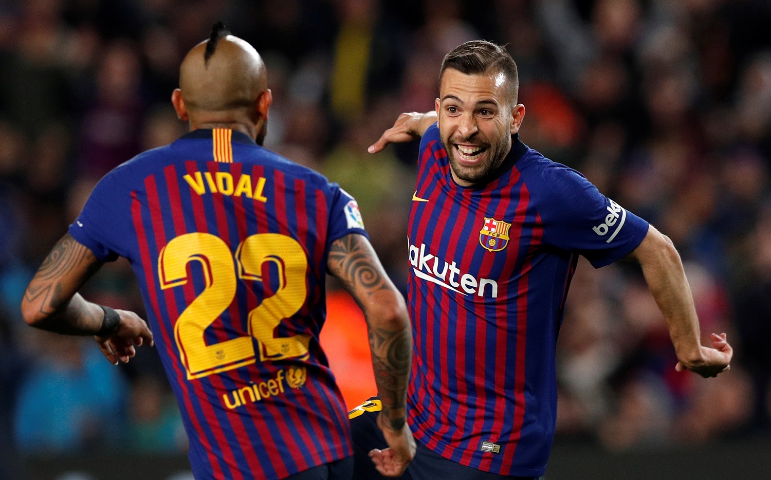 مدافع برشلونة جوري ألبا يحتفل مع زميله أرتورو فيدال بتسجيله هدفاً أمام ريال سوسيداد. رويترز