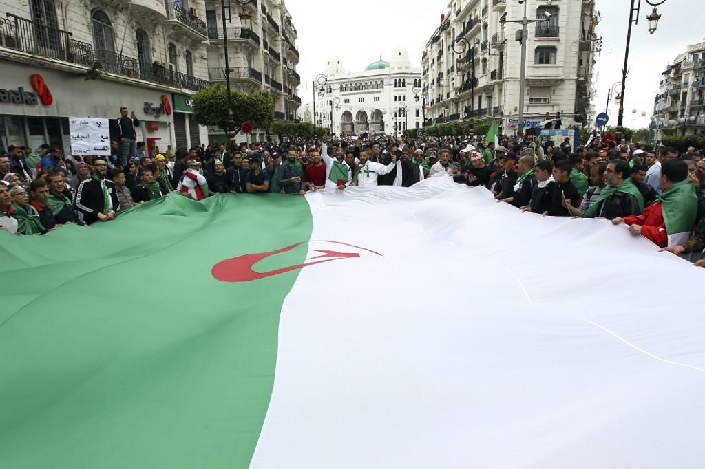 العلم الجزائري خلال إحدى المظاهرات. أ ف ب