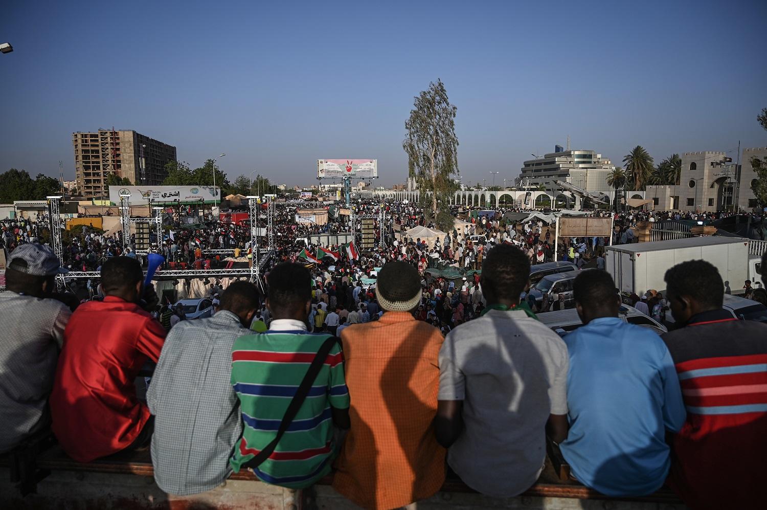 شبّان سودانيون يجلسون في مكان مطل على الاحتجاجات الشعبية، 21 أبريل 2019. أ ف ب 