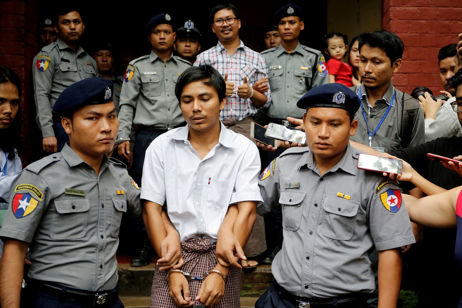 صورة أرشيفية لصحفيي رويترز وا لون وتشاو سو أو اللذين حكم عليهما بالسجن. رويترز
