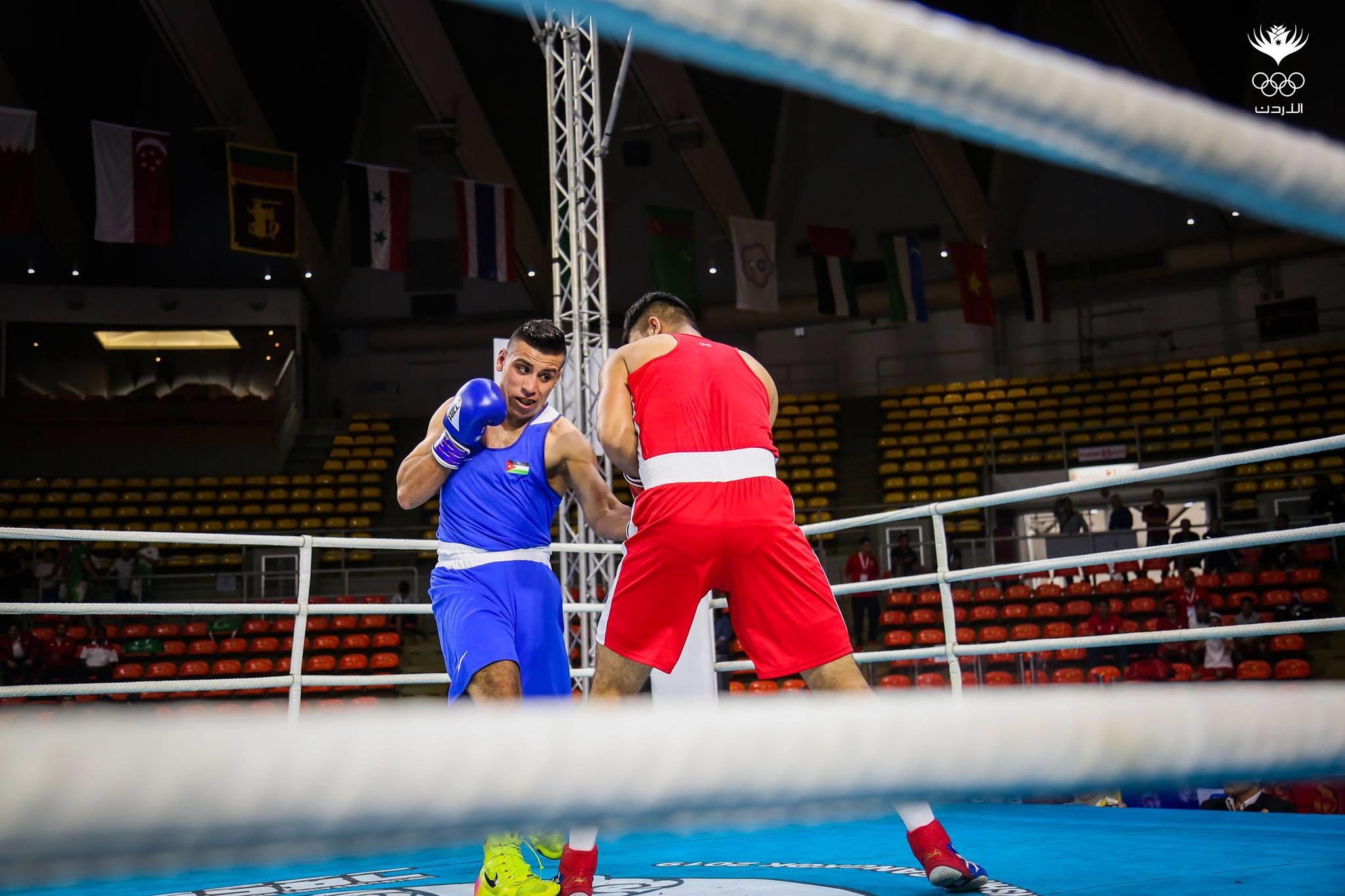 الملاكم الأولمبي حسين عشيش (بالقميص الأزرق) خلال المباراة، 23 أبريل 2019. (اللجنة الأولمبية الأردنية)
