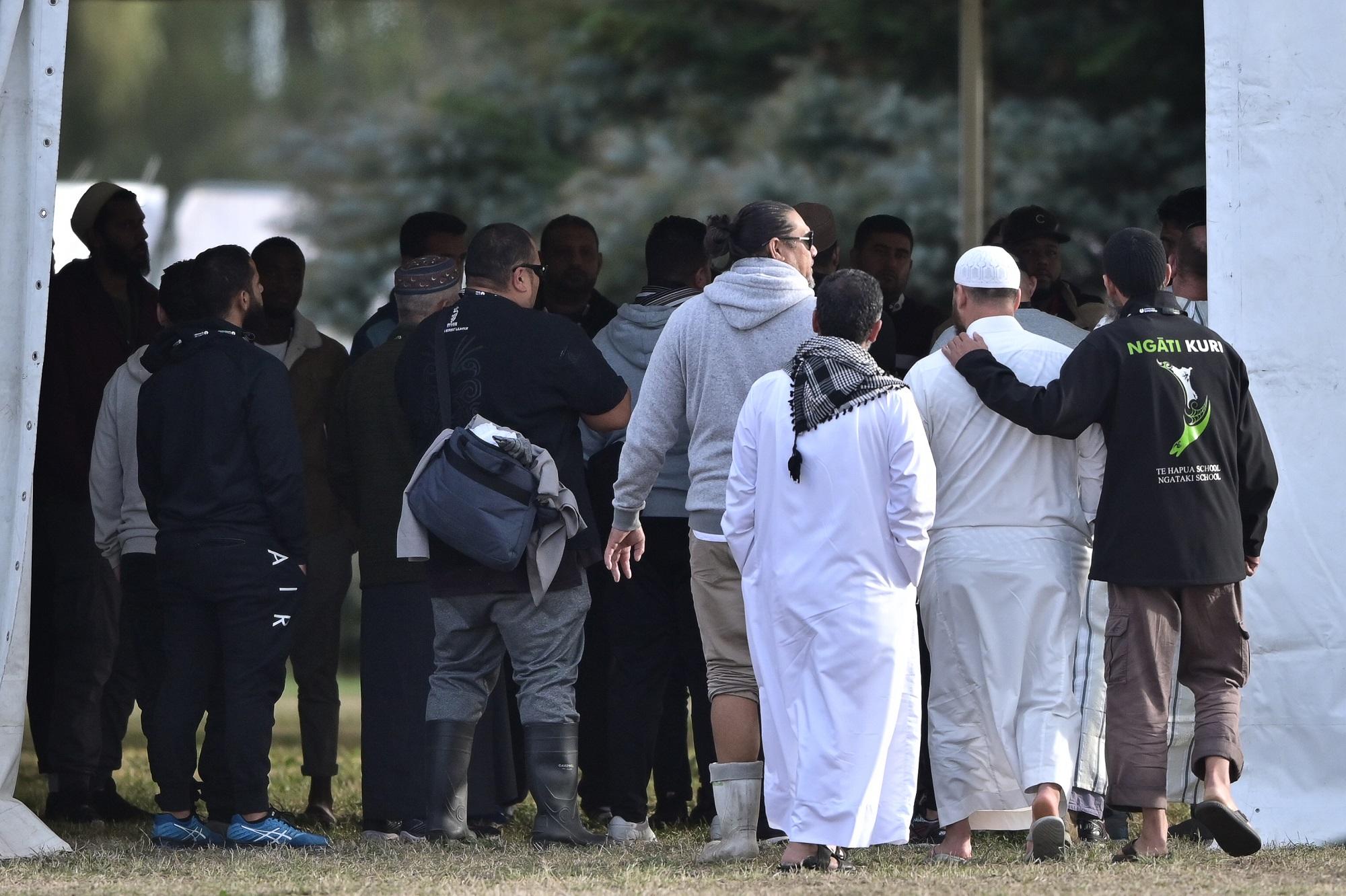 مسلمون في كرايس تشيرش يتجمعون لدفن ضحايا اعتداء نيوزيلندا. أ ف ب 
