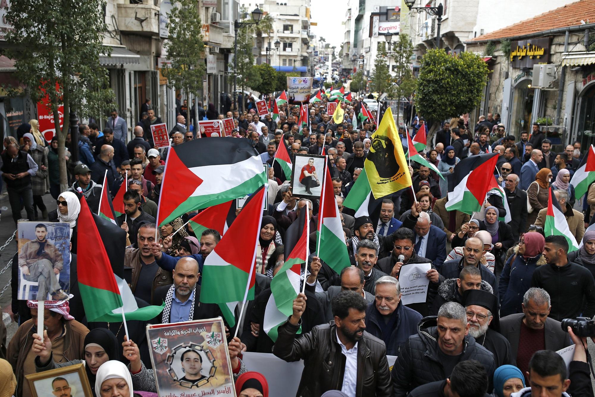 فلسطينيون في مسيرة دعما للأسرى في سجون إسرائيل. أ ف ب 